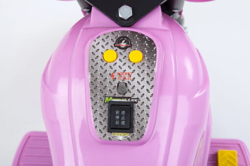 אופנוע ממונע חשמלי 6V לילדים, שלושה גלגלים ליציבות מלאה, כולל תאורה בפנסים.