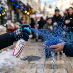 Alternative view of ספריי חוטים צבעוני לחגיגות ואירועים – המקורי למסיבת עצמאות מושלמת